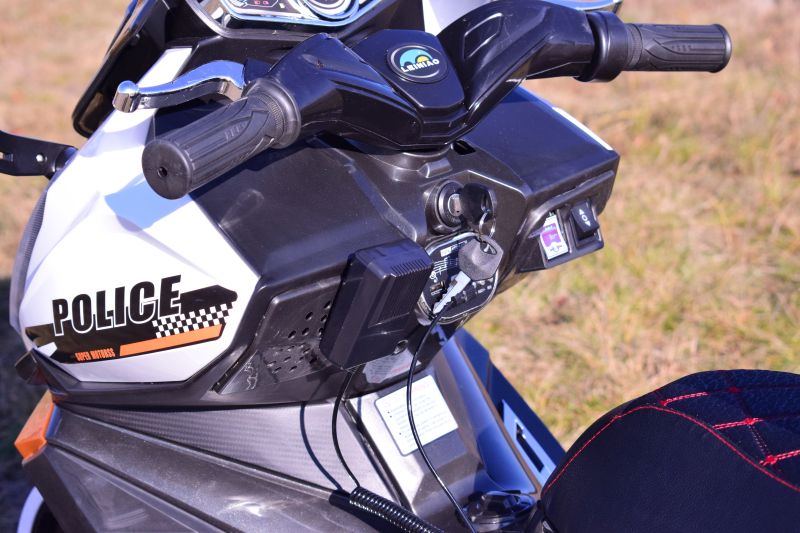 Milžiniškas Policijos Motoroleris, Sirenos Garsai, Megafonas, Gaidys, Minkšta Sėdynė, Dujų Pedalas/ak550