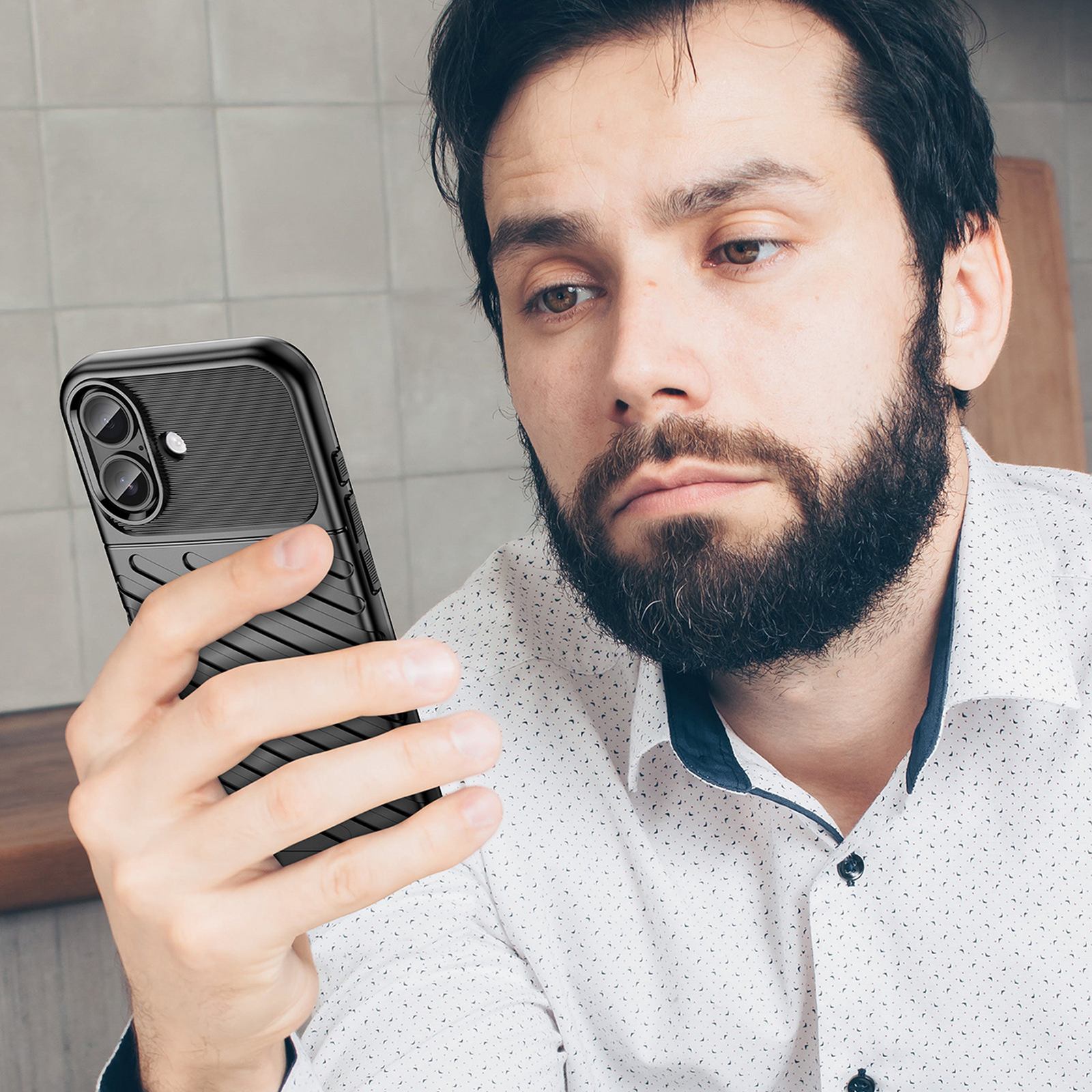 Galinis Dėklas Iphone 17 Thunder Case - Juodas