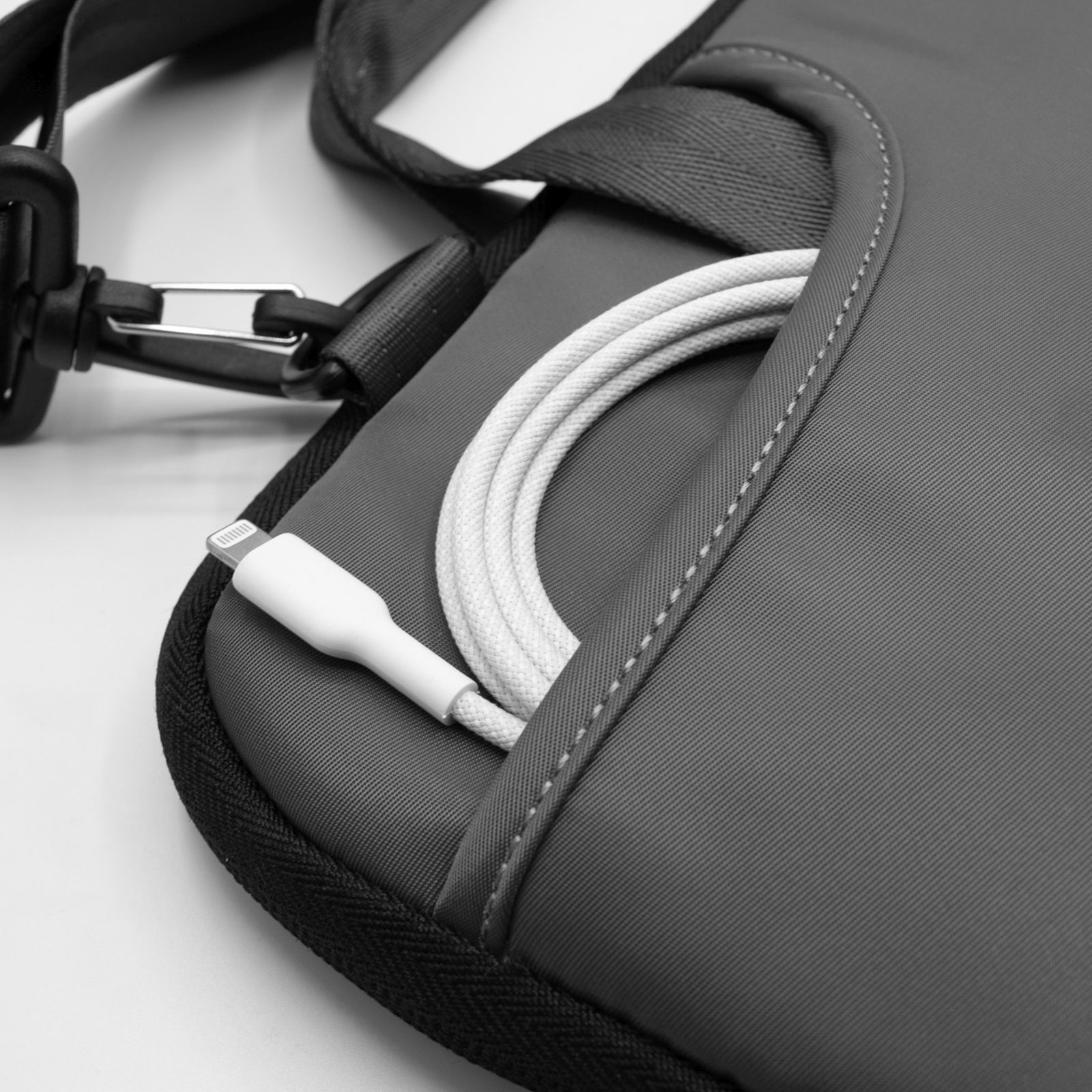 Krepšys Per Petį Sleevepro, Skirtas Nešiojamajam Kompiuteriui Macbook Iki 14'' - Juodas
