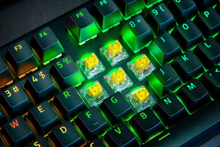 Razer BlackWidow V4 Pro Laidinė žaidimų klaviatūra RGB, Yellow Linear Switch, US, Juoda