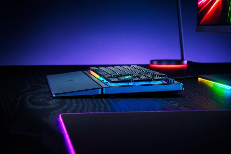 Razer Ornata V3 Laidinė žaidimų klaviatūra RGB, Mecha Membrane Switch, DE, Juoda