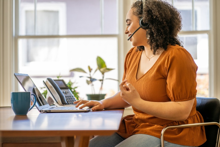 Poly Voyager 4320 MS Teams Belaidės ausinės, Bluetooth, USB-C, +BT700 dongle, Juoda