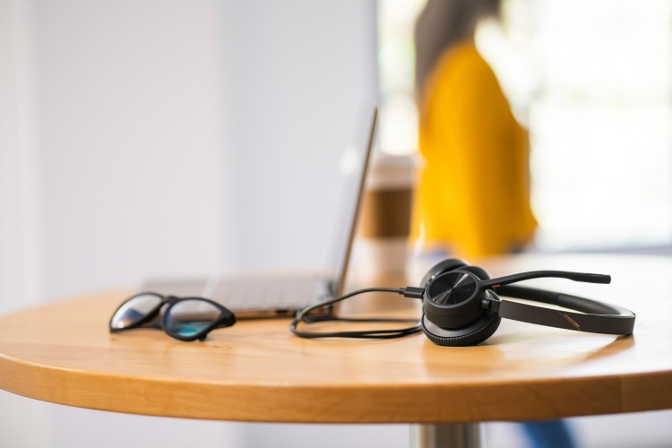 Poly Voyager 4320 MS Teams Belaidės ausinės, Bluetooth, USB-C, +BT700 dongle, Juoda