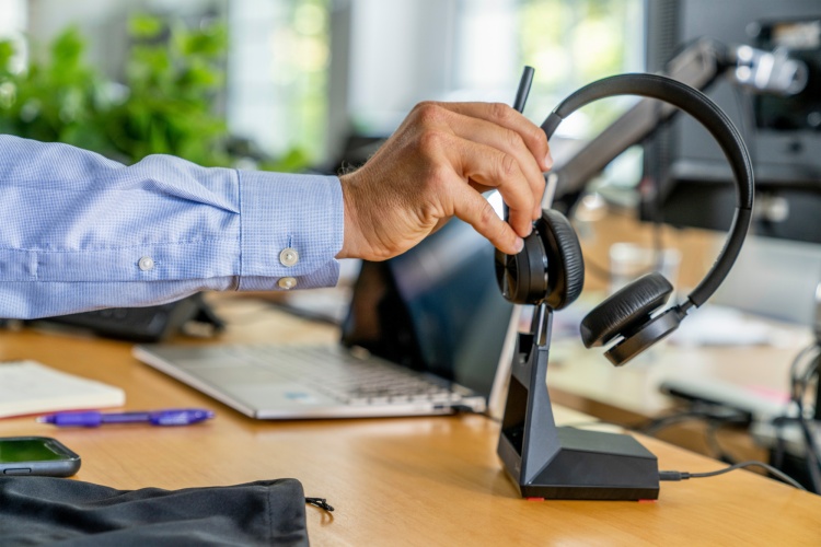 Poly Voyager 4320 MS Teams Belaidės ausinės, Bluetooth, USB-C, +BT700 dongle, Juoda