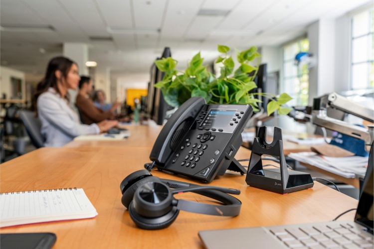 Poly Voyager 4320 MS Teams Belaidės ausinės, Bluetooth, USB-C, +BT700 dongle, Juoda